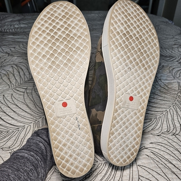 EUC Blondo Glenda Waterproof Wedge Sneaker Green Camo Zip Women's Size 9 - Picture 9 of 9